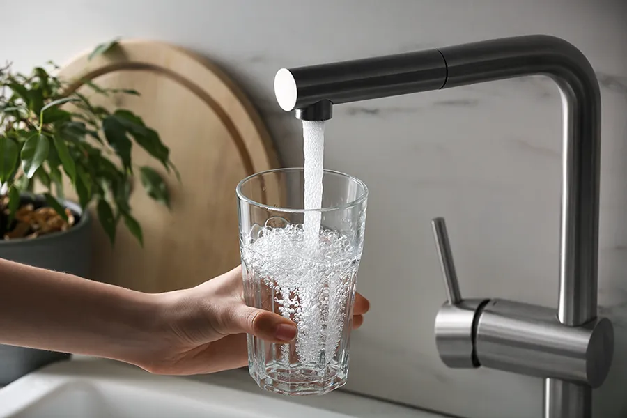 holding-cup-under-faucet
